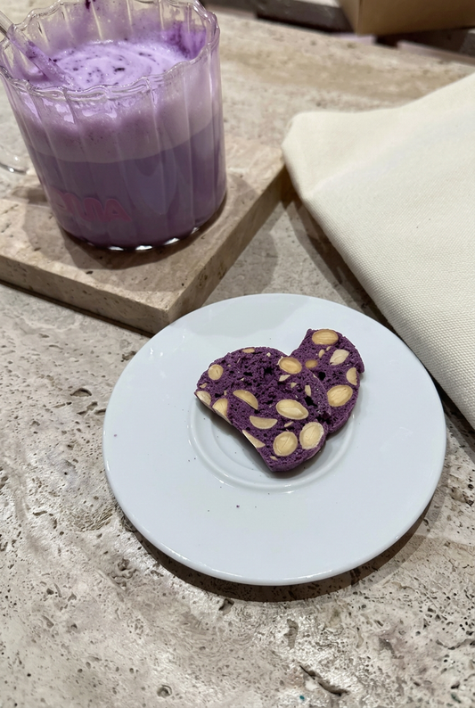 Biscuit violet à l'ube et aux amandes entières en forme de cœur, avec un ube latte