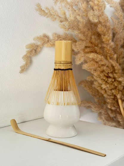 Chasen en bambou sur son support en céramique Ubecious avec cuillère en bambou